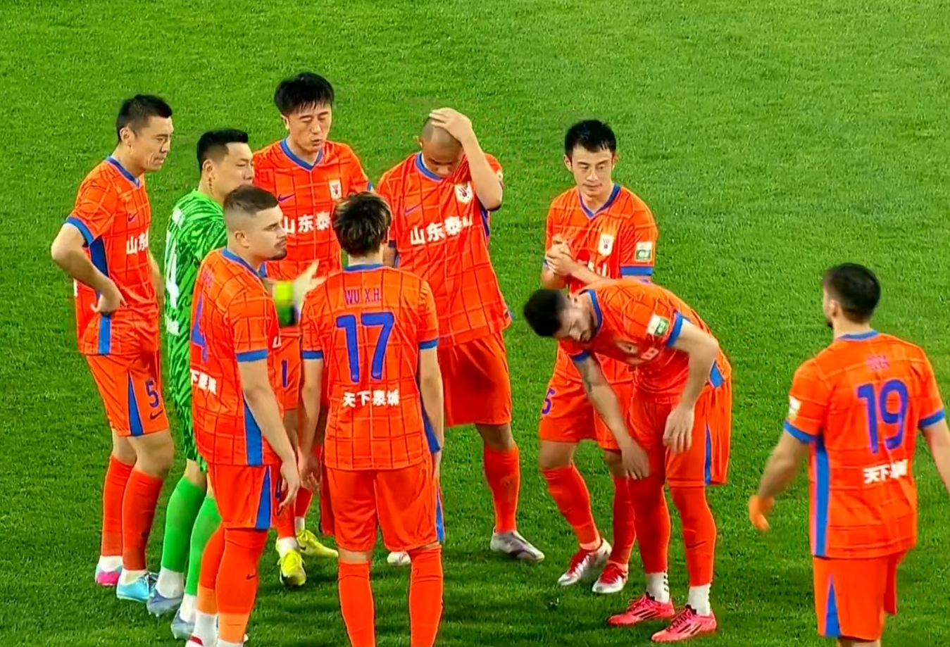 熊猫中国官网包含赛地聚焦：中超关键时刻热度飙升；广州队迎来里程碑；话题不断；赛程密集仍需轮换的词条